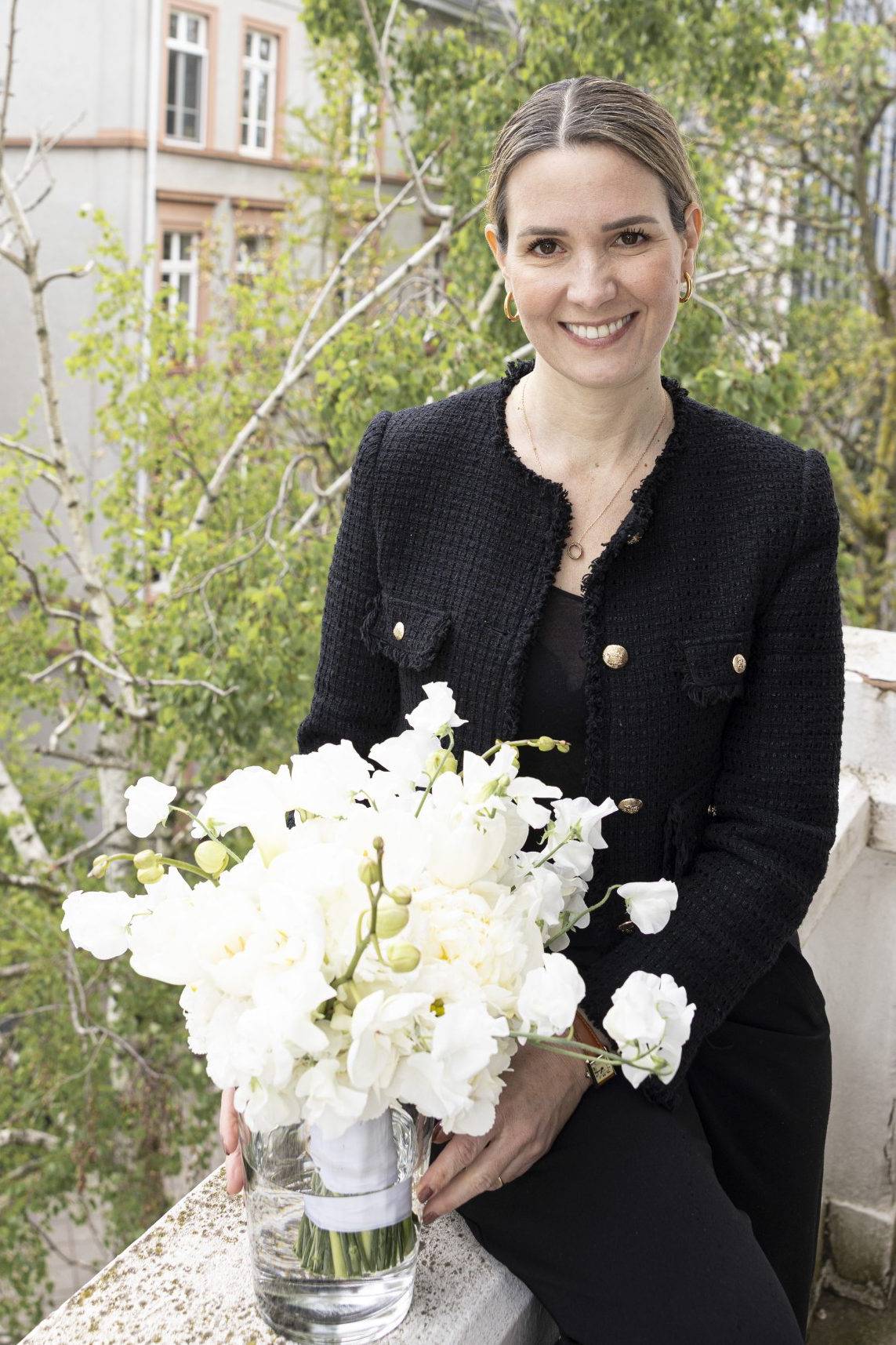 Hochzeitsplanerin Frankfurt h&auml;lt Blumenstrau&szlig;